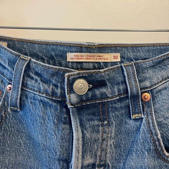 Levi's High-Rise Women's Straight Leg Jeans - Picture 2 of 3